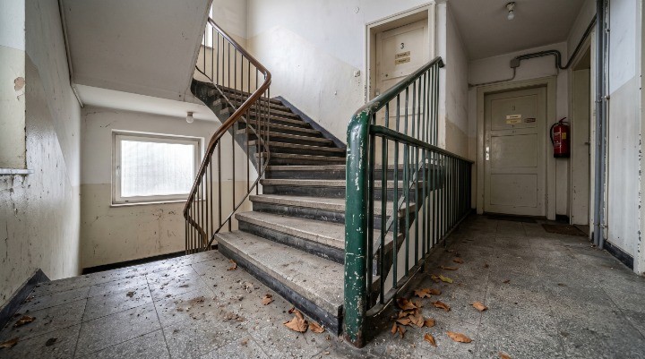Vorher — Treppenhausreinigung